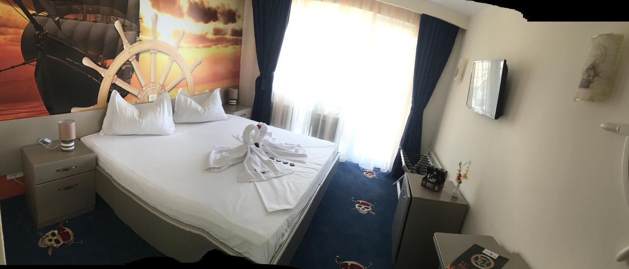 Hotel Pirates